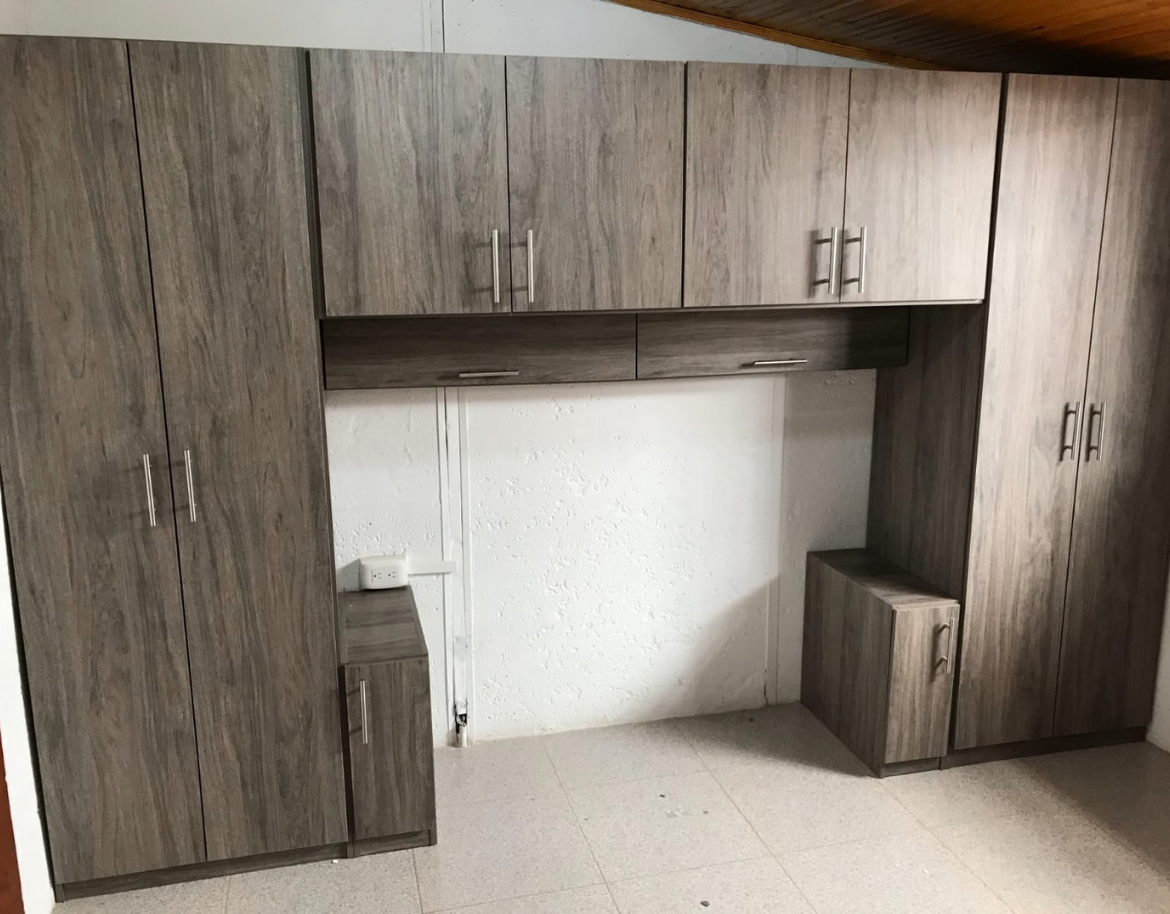 closets en madera economicos en bogota